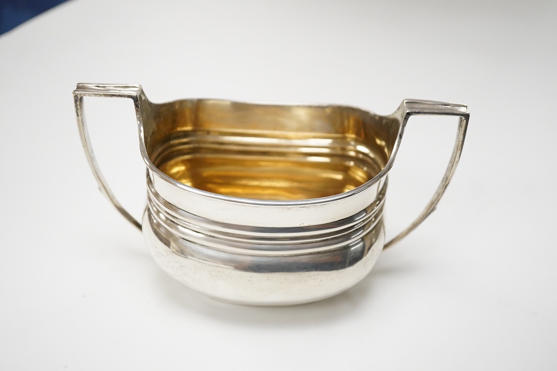 A late 19th/early 20th century matched silver three piece tea set, by W & G Sissons, London, 1898 and The Barnards, London, 1903, gross weight 33oz.